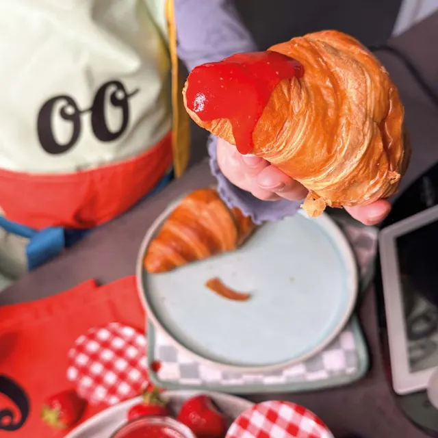 Croissants mit Erdbeermarmelade