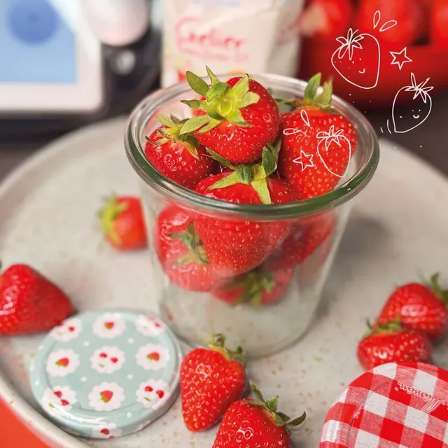 Erdbeer-Dessert im Glas mit frischen Erdbeeren