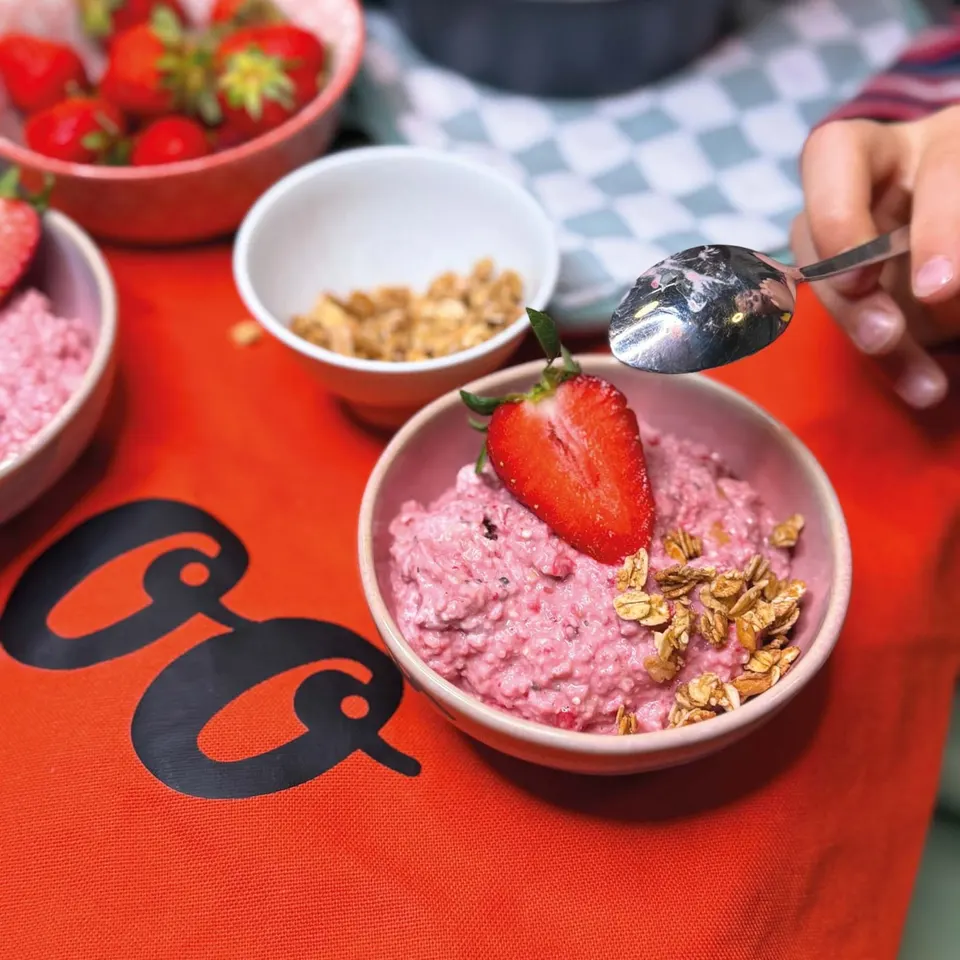 Rosa Erdbeer-Joghurt mit Erdbeere und Nüssen auf einer Cookikids®-Schürze