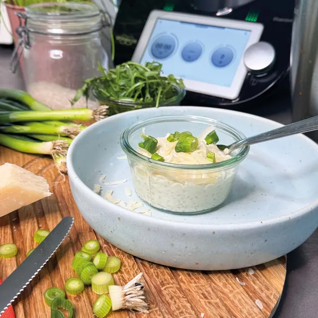 Kräuterquark-Dip mit Frühlingszwiebeln