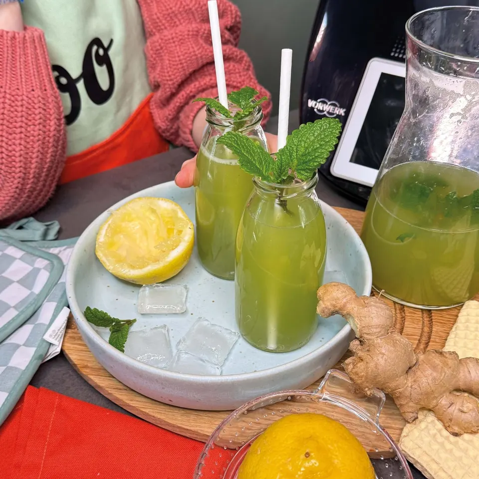 Grüne Limonade in Flaschen mit Minze, Zitrone und Ingwer