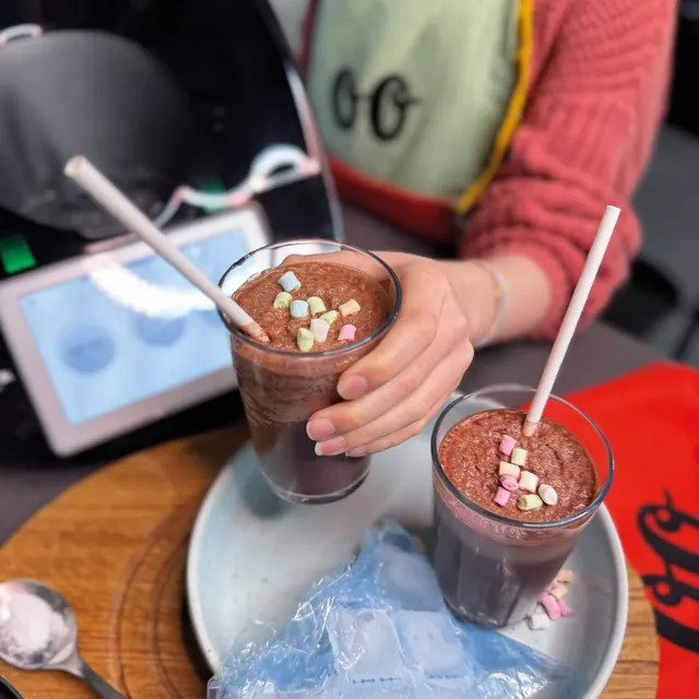 Schoko-Shake mit Strohhalm und Marshmallows