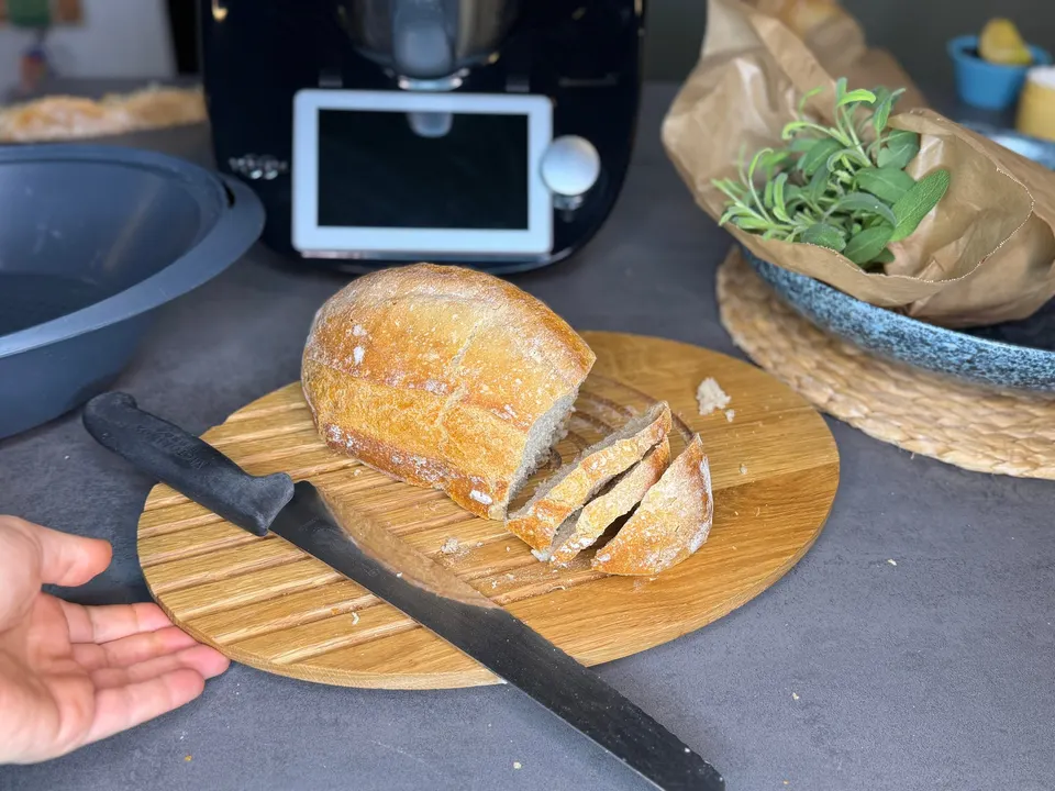 Chleb na desce do krojenia Calotti® z drewna dębowego przed Thermomix®