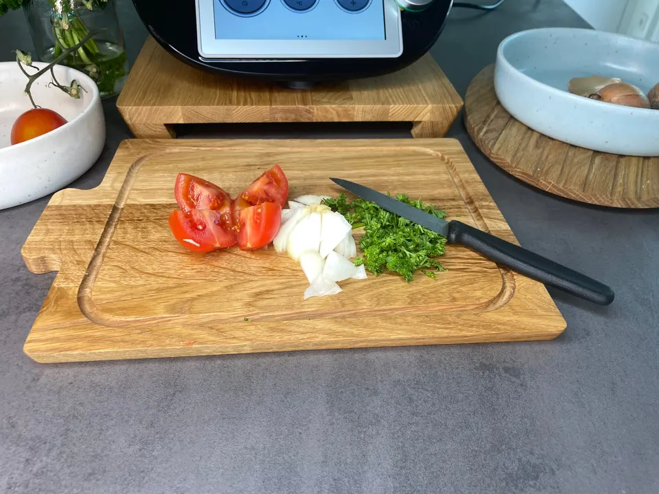 Deska do krojenia Oak IDOKY® z pomidorami, cebulą i ziołami przed Thermomix®