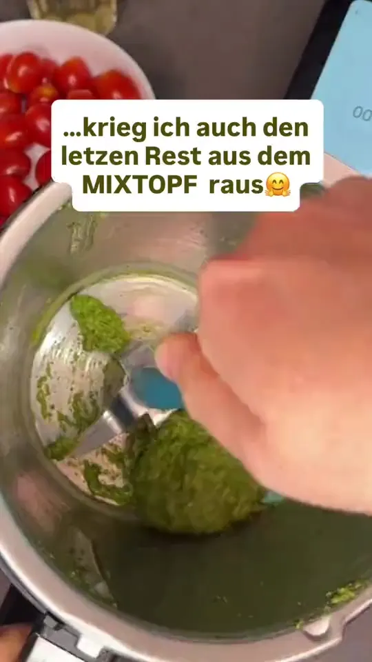 Reel: Mit dem Calotti® Drehkellenspatel den letzten Rest Pesto aus dem Mixtopf holen
