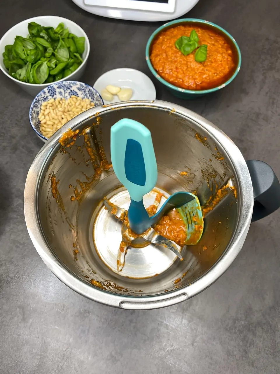 Rotes Pesto im Thermomix®-Mixtopf mit dem Calotti® Drehkellenspatel SILIKON+