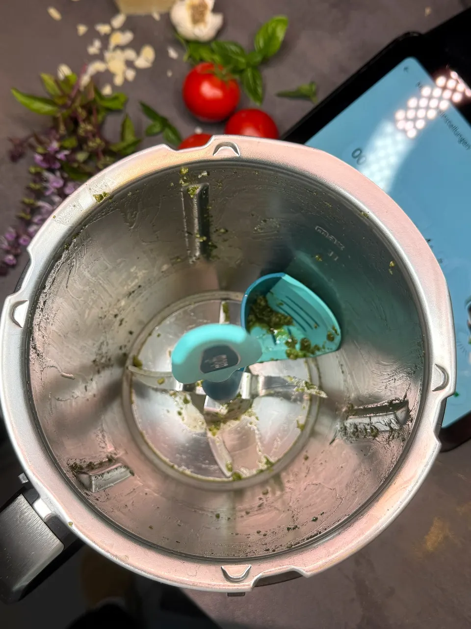 Thermomix® TM7 Mixtopf von oben, mit dem Calotti® Drehkellenspatel SILIKON+ fast leer geräumt