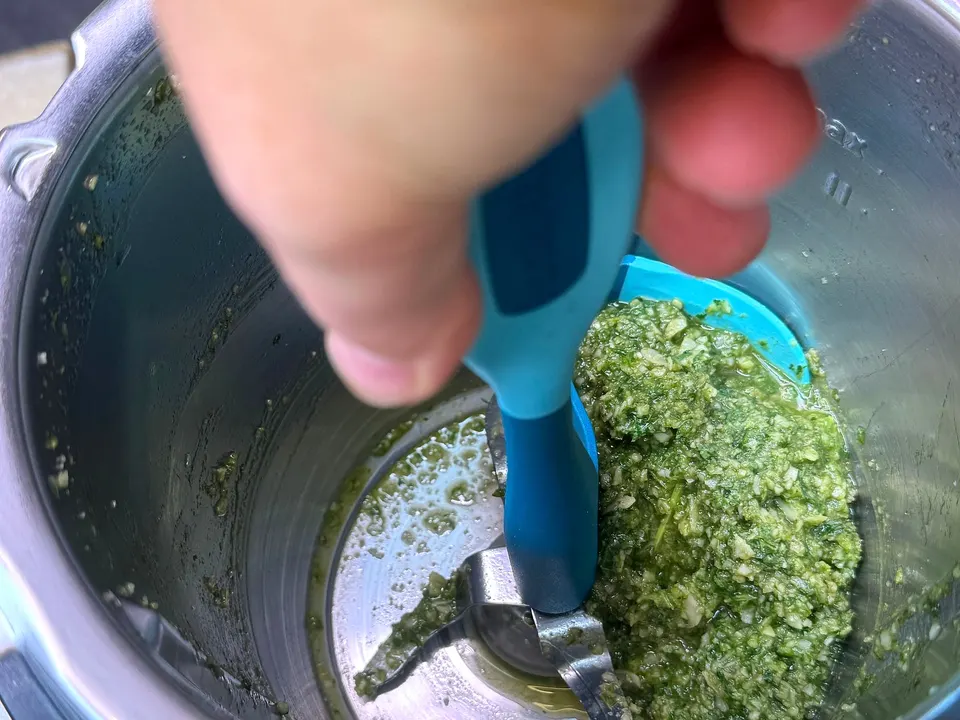 Calotti® Drehkellenspatel SILIKON+ im Thermomix® TM7 Mixtopf, zwischen den Messern voll Pesto