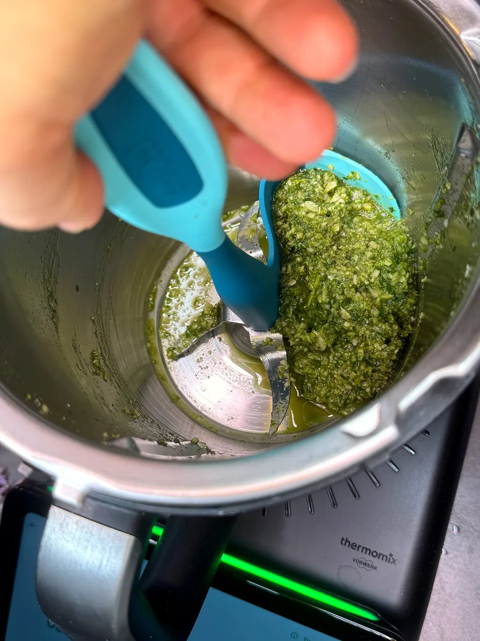 Calotti® Drehkellenspatel SILIKON+ dreht Pesto zwischen den Messern aus dem Thermomix® TM7 Mixtopf